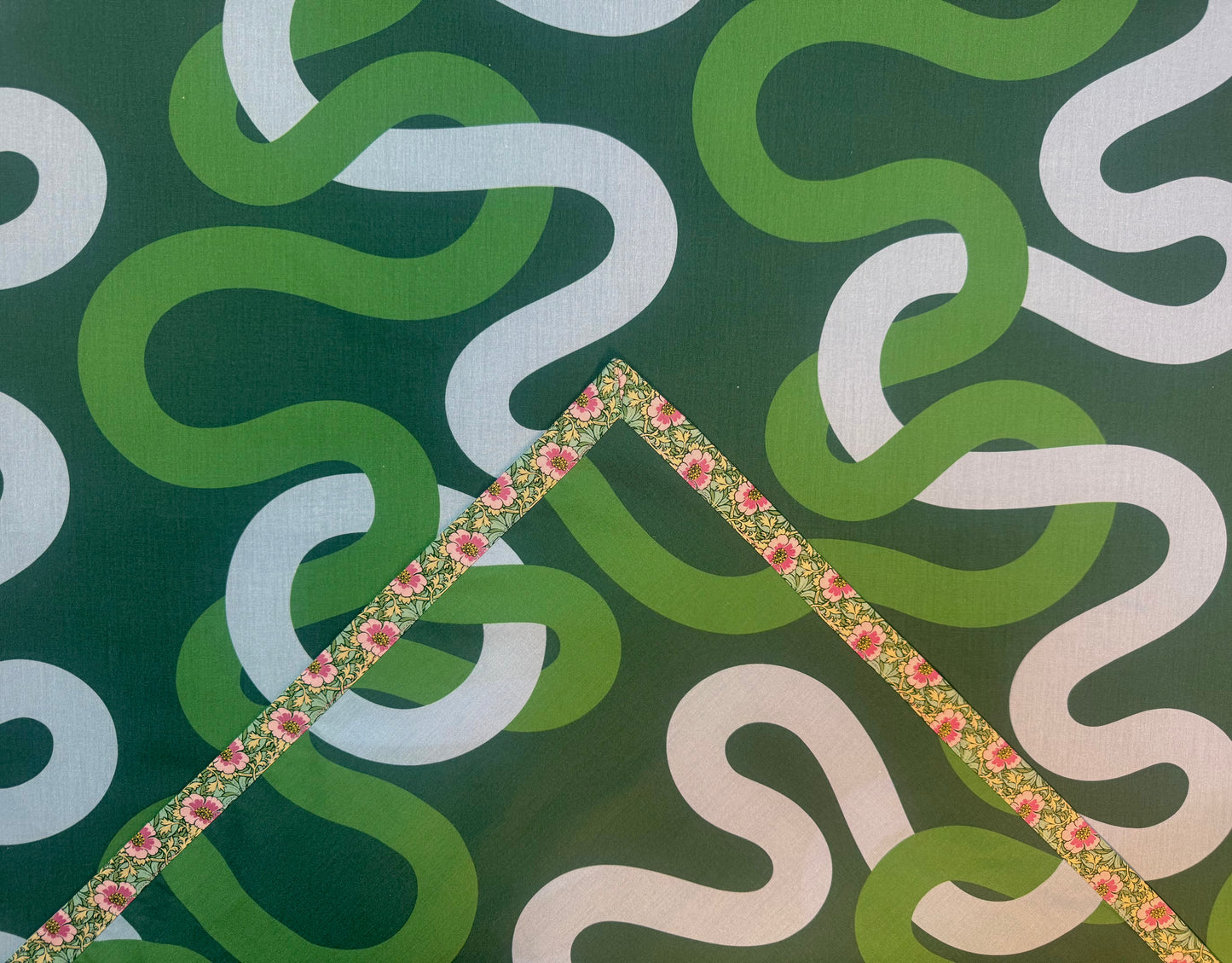 Tablecloth-Meandering Green